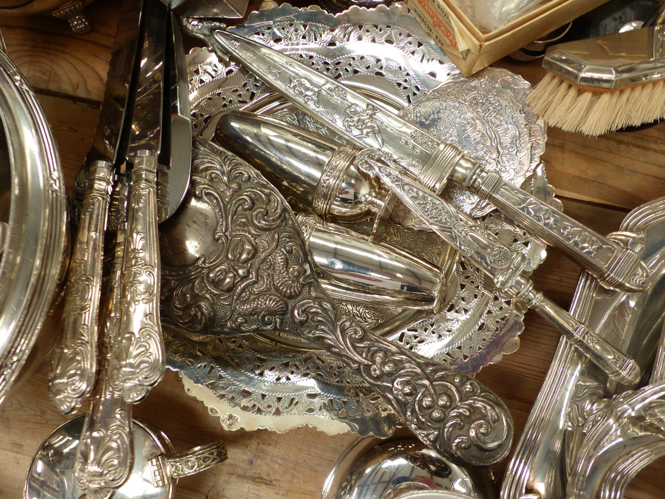 A GOOD COLLECTION OF SILVER PLATED WARES, TO INCLUDE SIGNED PIECES BY FRACALANZA, CHAMPAGNE SAUCERS, - Image 9 of 10