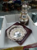 A LARGE ANTIQUE SILVER HALLMARKED SUGAR SIFTER, TWO SILVER PIN TRAYS, AND A CASED SET OF SILVER