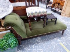 A MAHOGANY CHAISE LONGUE UPHOLSTERED IN GREEN VELVET