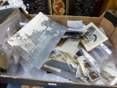 A LARGE QUANTITY OF VINTAGE PHOTOGRAPHS.