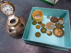 A HALLMARKED SILVER MOUNTED DESK INKWELL WITH A REMOVABLE INSET POCKET WATCH TO INSIDE COVER