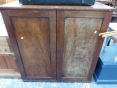 A MAHOGANY TWO DOOR LINEN CHEST CONTAINING SLIDES