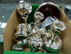 A HALLMARKED SILVER SUGAR SHAKER, TWO PAIRS OF SILVER DWARF CANDLESTICKS, A THREE PIECE CRUET SET,