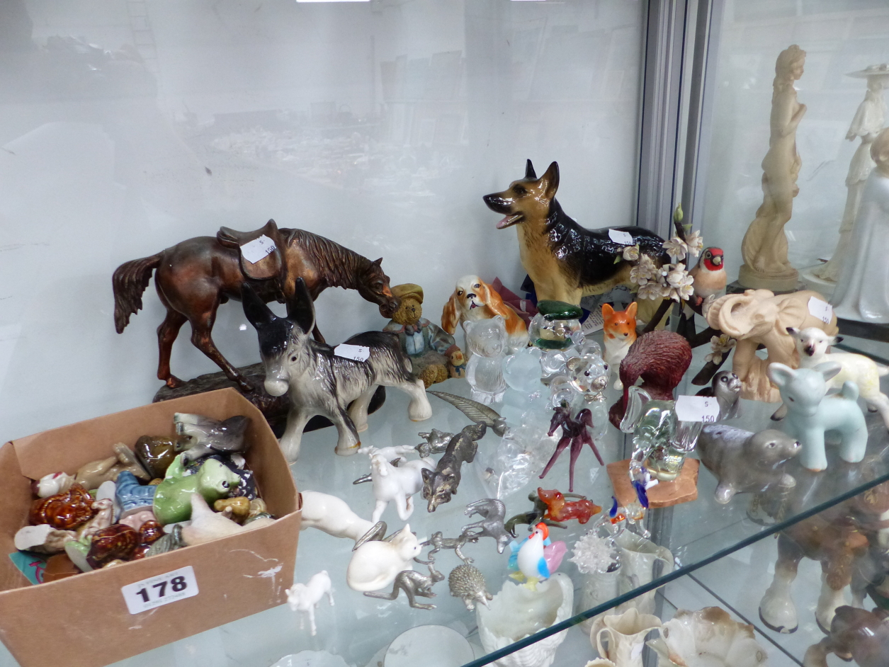 A COLLECTION OF MISCELLANEOUS METAL, GLASS AND CERAMIC ANIMAL FIGURES