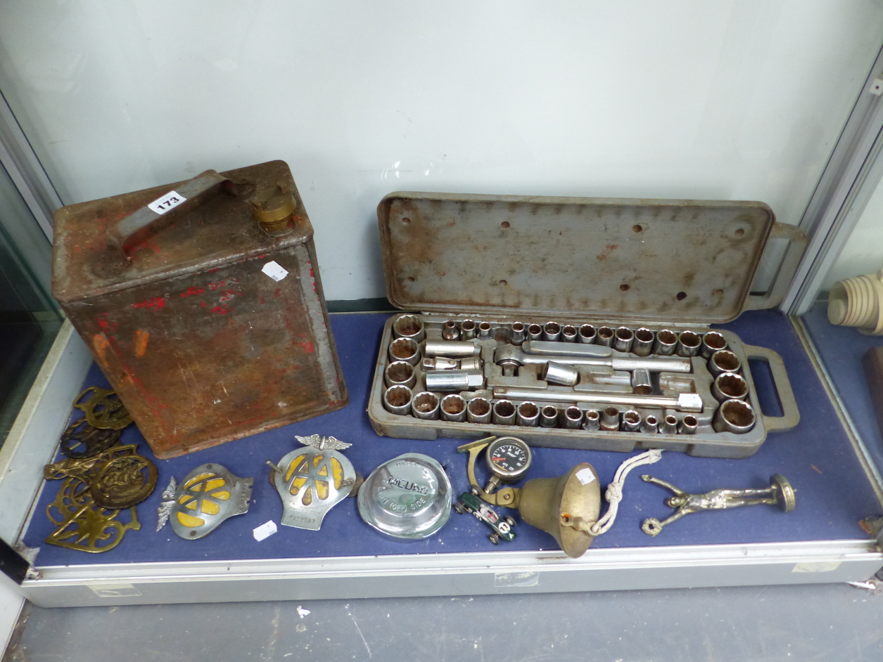 A QUANTITY OF AUTOMOBILIA, TO INCLUDE AN E-TYPE JAGUAR WHEEL SPINNER, TWO AA BADGES,A SOCKET SET,