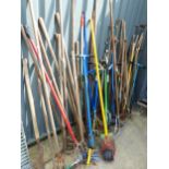 A LARGE QUANTITY OF GARDEN TOOLS