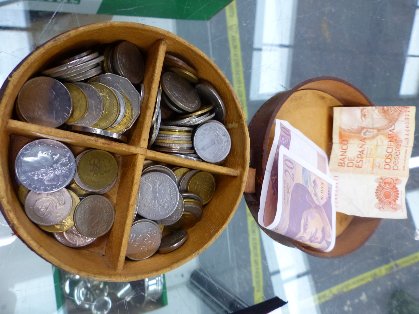 A LEATHER COLLAR BOX CONTAINING VINTAGE COINS AND BANK NOTES