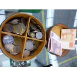 A LEATHER COLLAR BOX CONTAINING VINTAGE COINS AND BANK NOTES