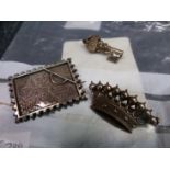 THREE VINTAGE DECORATIVE BROOCHES TO INCLUDE A SILVER PANEL EXAMPLE TOGETHER WITH TWO 9ct GOLD