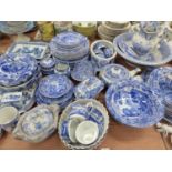 A LARGE QUANTITY OF COPELAND SPODES ITALIAN PATTERN BLUE AND WHITE DINNER WARES ETC, TOGETHER WITH