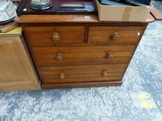 AN OAK CHEST OF TWO SHORT AND TWO LONG DRAWERS EACH WITH KNOB HANDLES