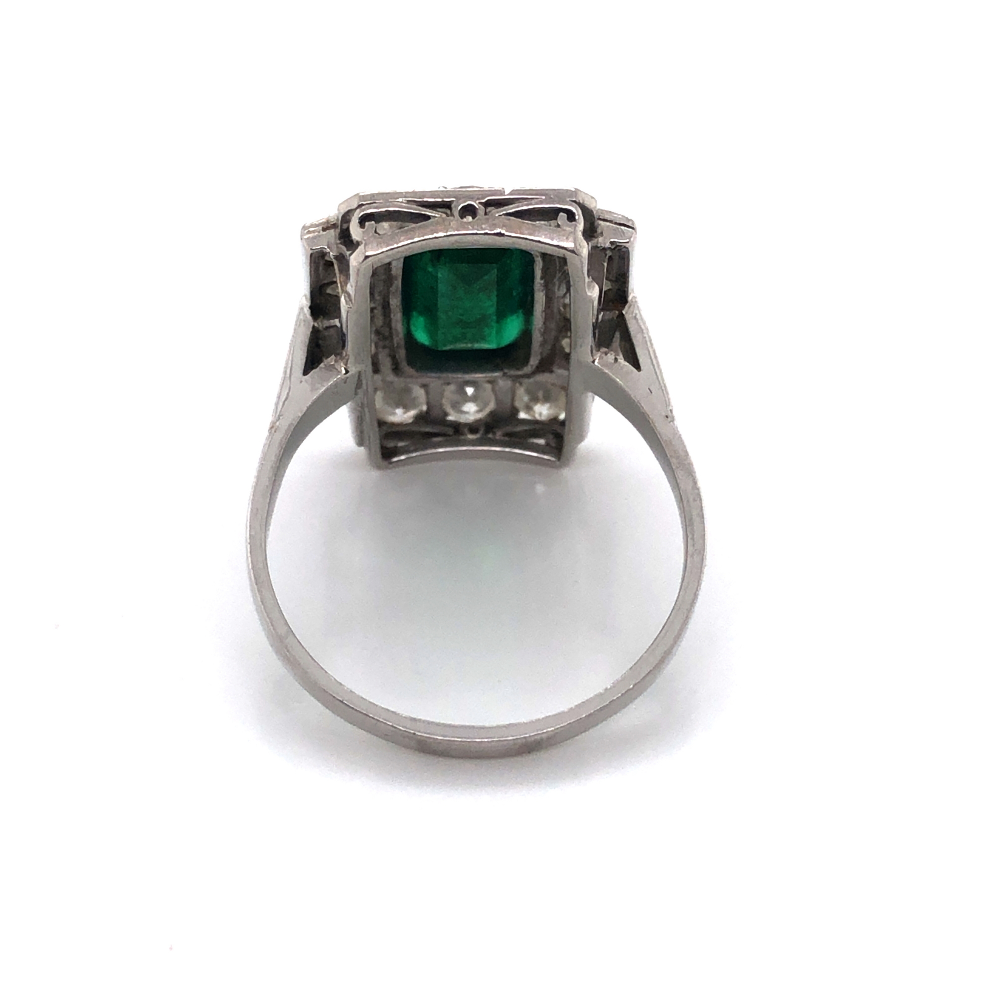 AN ART DECO EMERALD AND DIAMOND PANEL RING. THE LOZENGE SHAPE EMERALD APPROX 11 X 6mm, SURROUNDED BY - Image 5 of 10