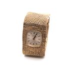 A VINTAGE 9ct GOLD LADIES TISSOT WATCH ON AN INTEGRATED MILANESE BRACELET WITH LADDER CLASP. DATED