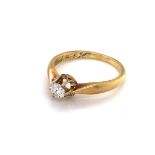 A 14ct YELLOW GOLD SOLITAIRE DIAMOND RING. THE ROUND BRILLIANT CUT DIAMOND IN A SIX CLAW RAISED