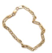 A 9ct YELLOW GOLD HALLMARKED PAPERCLIP FIGARO BRACELET. LENGTH 22cms. WEIGHT 6.52grms.
