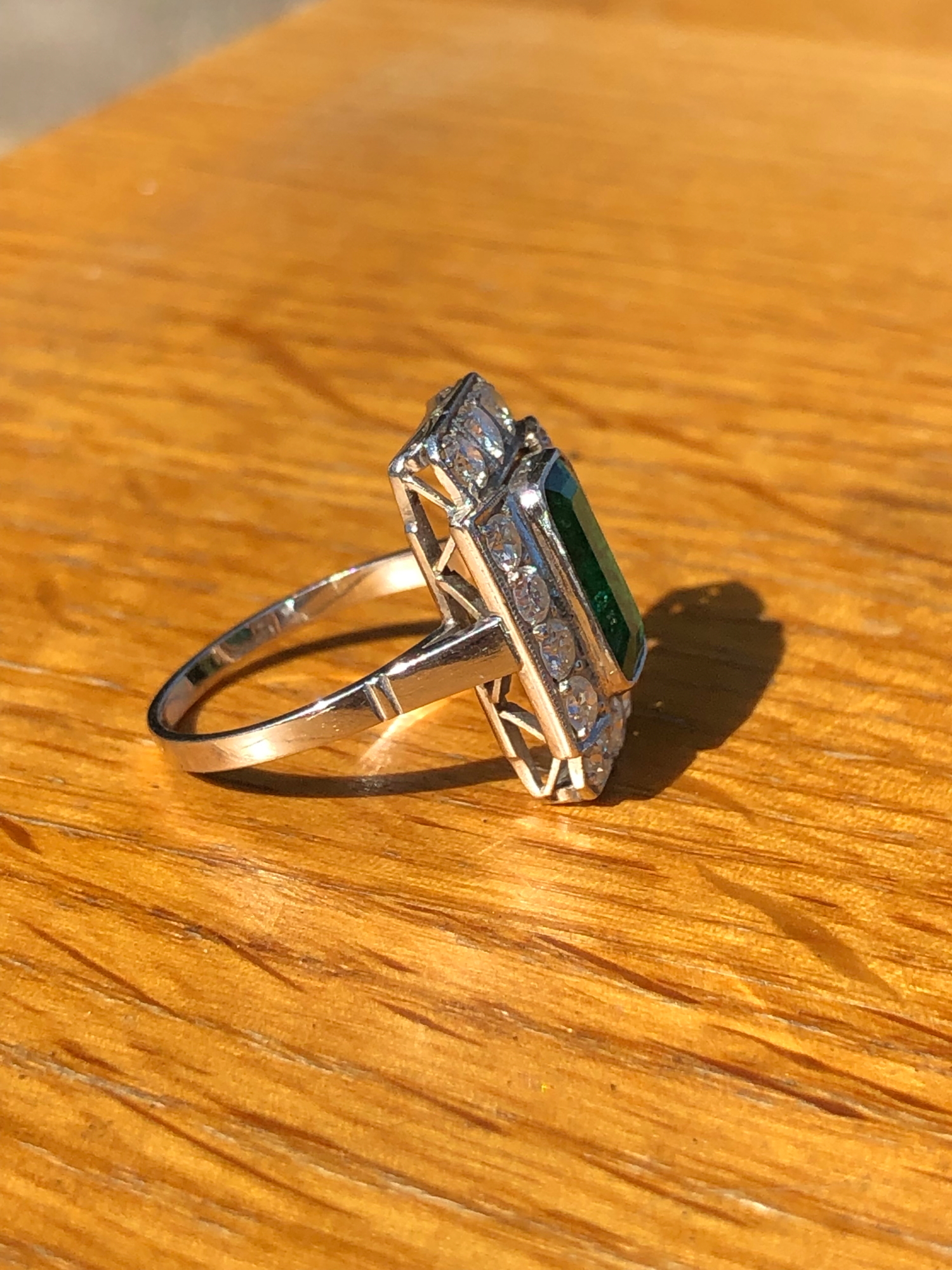 AN ART DECO EMERALD AND DIAMOND PANEL RING. THE LOZENGE SHAPE EMERALD APPROX 11 X 6mm, SURROUNDED BY - Image 4 of 10