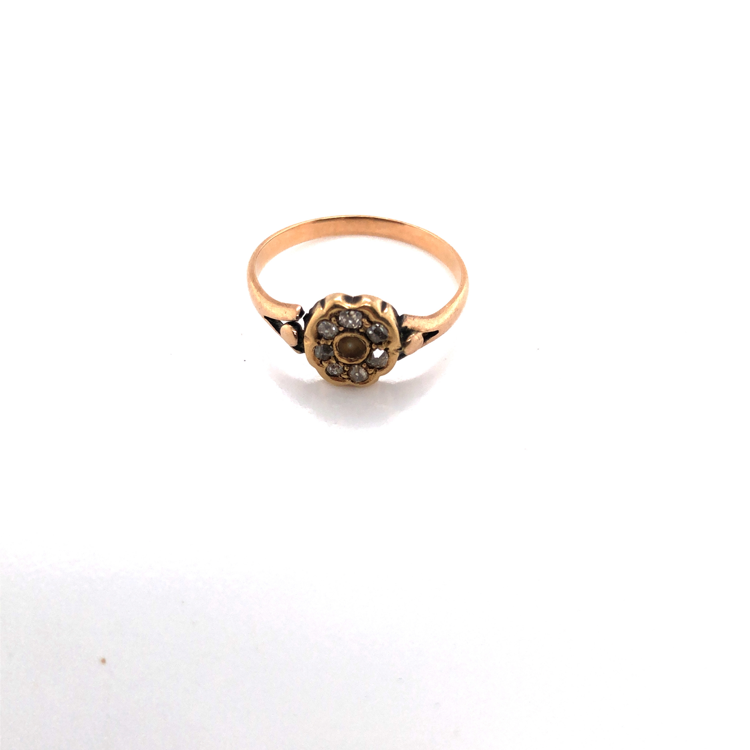 AN ANTIQUE EDWARDIAN DIAMOND AND PEARL CLUSTER RING. THE CENTRAL SEED PEARL SURROUNDED BY A - Image 2 of 2