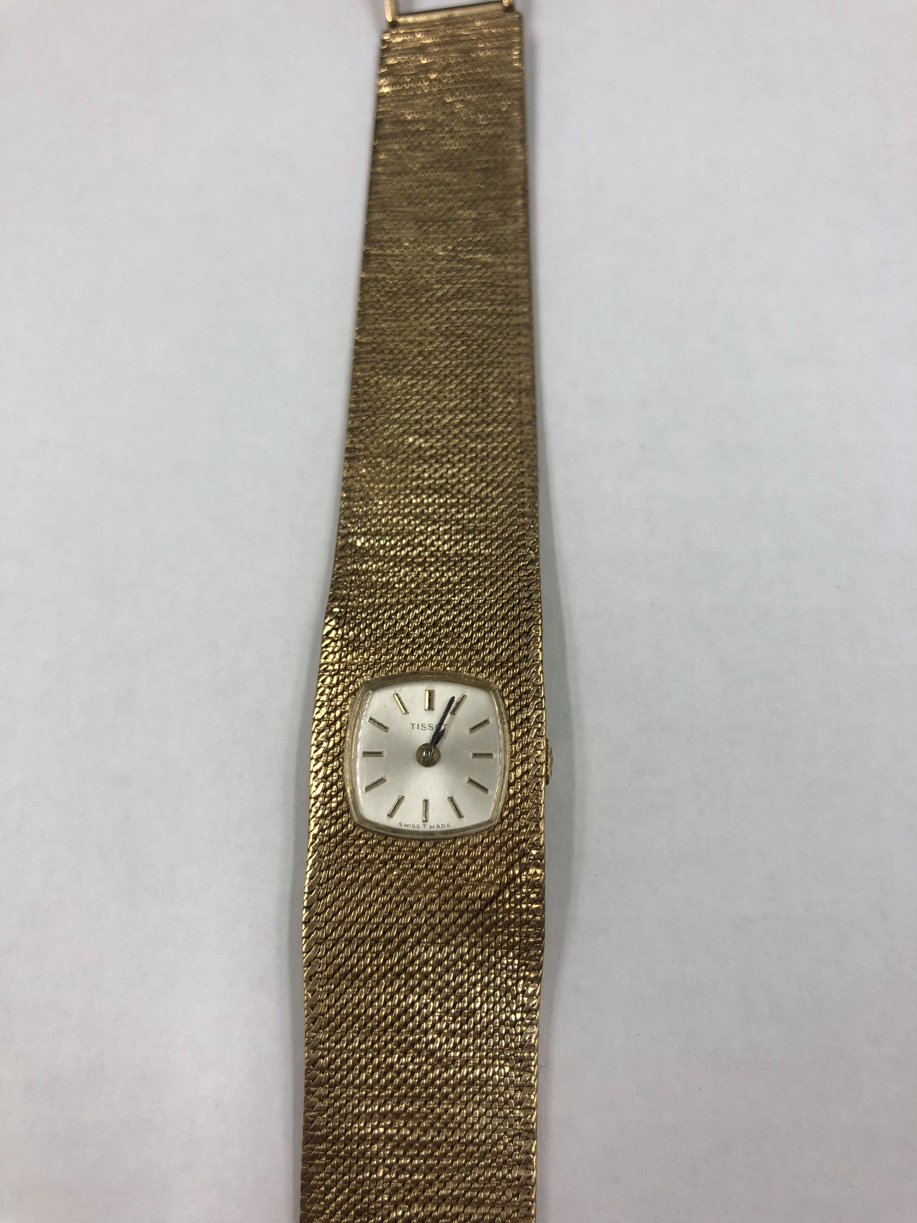A VINTAGE 9ct GOLD LADIES TISSOT WATCH 