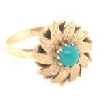 A 9ct YELLOW GOLD HALLMARKED CHRYSOPHASE FLOWER HEAD RING. DATED 1966, LONDON. FINGER SIZE P. WEIGHT