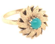 A 9ct YELLOW GOLD HALLMARKED CHRYSOPHASE FLOWER HEAD RING. DATED 1966, LONDON. FINGER SIZE P. WEIGHT