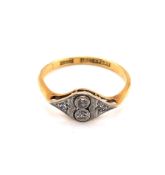 AN ANTIQUE DIAMOND FOUR STONE EDWARDIAN PLAQUE RING STAMPED 18ct & PLAT, ASSESSED AS 18ct YELLOW