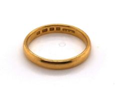 A 22CT HALLMARKED GOLD WEDDING BAND DATED 1928 LONDON FOR L.W &G FINGER SIZE N. WEIGHT 4.03Gms