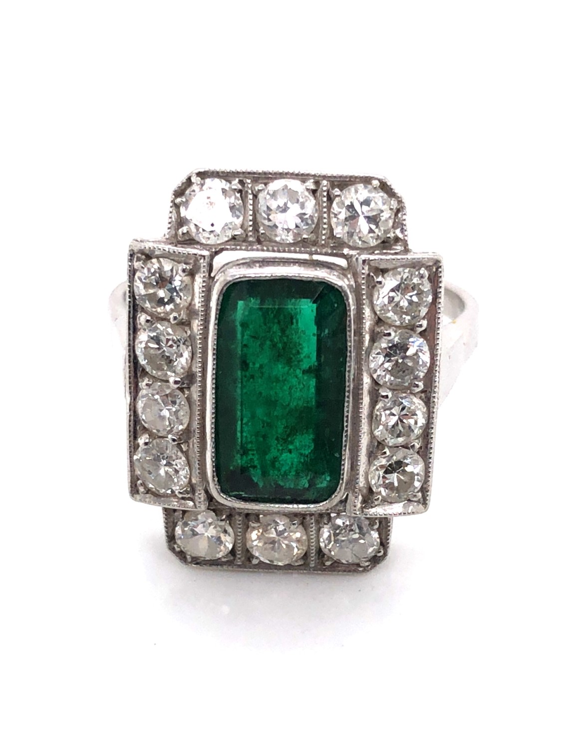 AN ART DECO EMERALD AND DIAMOND PANEL RING. THE LOZENGE SHAPE EMERALD APPROX 11 X 6mm, SURROUNDED BY - Image 9 of 10