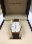 A BURBERRY HERITAGE GENTLEMAN'S QUARTZ WRIST WATCH WITH A REPLACEMENT BROWN LEATHER STRAP AND