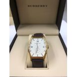 A BURBERRY HERITAGE GENTLEMAN'S QUARTZ WRIST WATCH WITH A REPLACEMENT BROWN LEATHER STRAP AND