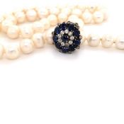 A VINTAGE ROW OF KNOTTED FRESHWATER POTATO SHAPE RINGED CULTURED PEARLS WITH A BLUE AND WHITE