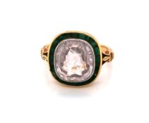 A VINTAGE 18ct YELLOW GOLD SPODUMENE AND GREEN PASTE DRESS RING. UNHALLMARKED AND ASSESSED AS 750,