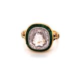 A VINTAGE 18ct YELLOW GOLD SPODUMENE AND GREEN PASTE DRESS RING. UNHALLMARKED AND ASSESSED AS 750,