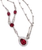 A RED AND WHITE CUBIC ZIRCONIA EDWARDIAN STYLE COCKTAIL NECKLACE. UNHALLMARKED AND ASSESSED AS