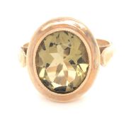 A 9ct YELLOW GOLD HALLMARKED LEMON QUARTZ RUB OVER SET RING. FINGER SIZE O. WEIGHT 5.46grms.