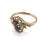 A 9ct YELLOW GOLD HALLMARKED TWO STONE SAPPHIRE TOI ET MOI RING. DATED 1977, LONDON. FINGER SIZE