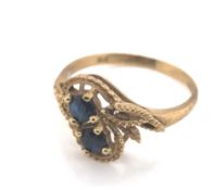 A 9ct YELLOW GOLD HALLMARKED TWO STONE SAPPHIRE TOI ET MOI RING. DATED 1977, LONDON. FINGER SIZE