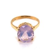 A MODERN 9ct HALLMARKED GOLD LADIES LAVENDER QUARTZ DRESS RING. THE OVAL GEMSTONE IN A RAISED FOUR