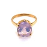 A MODERN 9ct HALLMARKED GOLD LADIES LAVENDER QUARTZ DRESS RING. THE OVAL GEMSTONE IN A RAISED FOUR