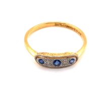 AN ANTIQUE SAPPHIRE AND DIAMOND BOAT RING. HALLMARKED 9ct AND PLAT. FINGER SIZE Q. WEIGHT 2.12grms.