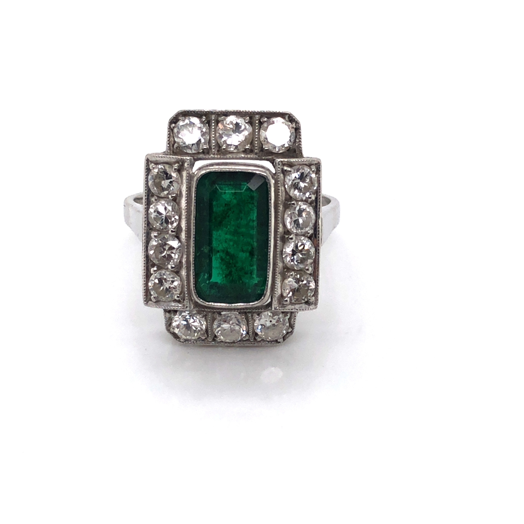 AN ART DECO EMERALD AND DIAMOND PANEL RING. THE LOZENGE SHAPE EMERALD APPROX 11 X 6mm, SURROUNDED BY - Image 6 of 10