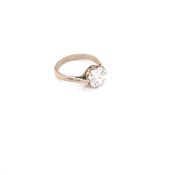 AN 18ct HALLMARKED WHITE GOLD SINGLE STONE LARGE CUBIC ZIRCONIA SOLITAIRE RING. THE ROUND