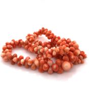 A VINTAGE STRING OF PINK AND WHITE CORAL GRADUATED BEADS COMPLETE WITH A STAMPED 9ct GOLD BARREL