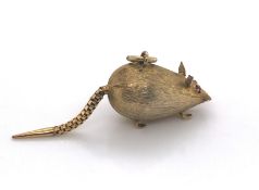 A VINTAGE 9ct GOLD MOUSE PENDANT, SET WITH RED RUBY EYES AND AN ARTICULATED BOX LINK CHAIN TAIL.
