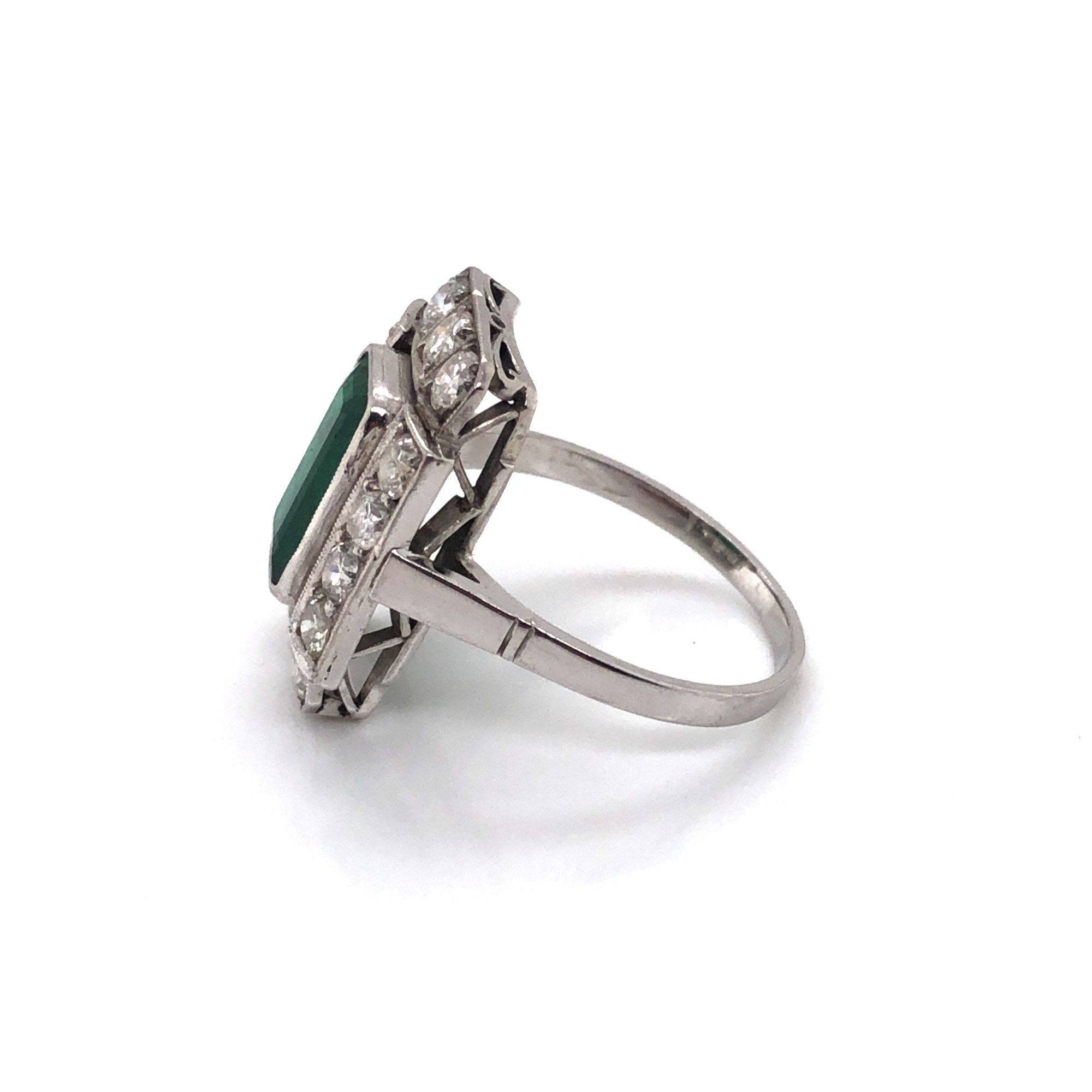 AN ART DECO EMERALD AND DIAMOND PANEL RING. THE LOZENGE SHAPE EMERALD APPROX 11 X 6mm, SURROUNDED BY - Image 7 of 10