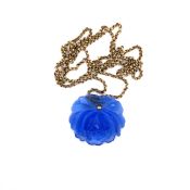 A 9ct YELLOW GOLD HALLMARKED BELCHER CHAIN AND A CUT BLUE GLASS ROSE PENDANT WITH GOLD FITTINGS.