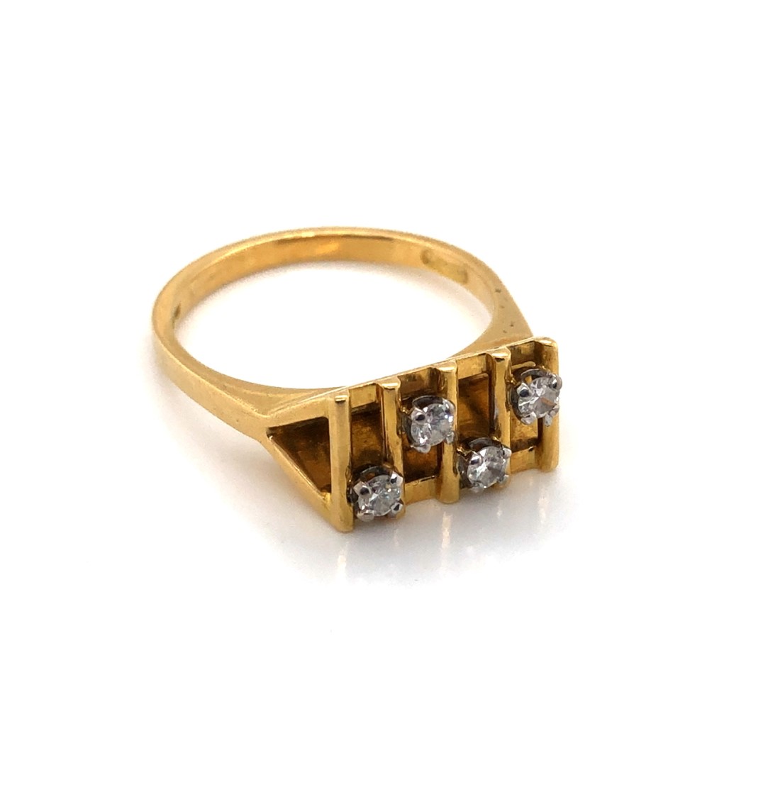 AN 18ct YELLOW GOLD HALLMARKED, MODERNIST STYLE FOUR STONE DIAMOND RING. DATED LONDON 1977. FINGER