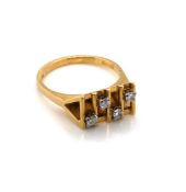 AN 18ct YELLOW GOLD HALLMARKED, MODERNIST STYLE FOUR STONE DIAMOND RING. DATED LONDON 1977. FINGER