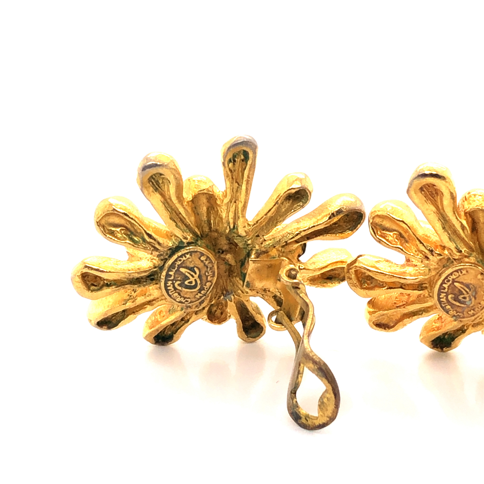 A PAIR OF VINTAGE CHRISTIAN LACROIX GOLD PLATED CLIP ON EARRINGS, SIGNED AND STAMPED TO REVERSE MADE - Image 4 of 7