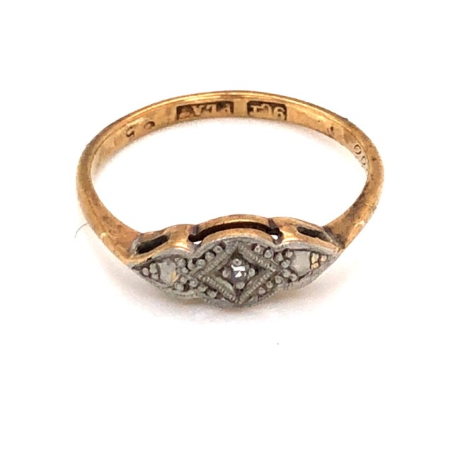 AN ANTIQUE 9ct YELLOW GOLD AND PLATINUM SINGLE DIAMOND RING IN BOAT SHAPE SETTING. FINGER SIZE K 1/