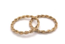 A PAIR OF SOLID ROPE TWIST DESIGN RINGS. UNHALLMARKED AND ASSESSED AS 9ct, 375 GOLD. FINGER SIZE N